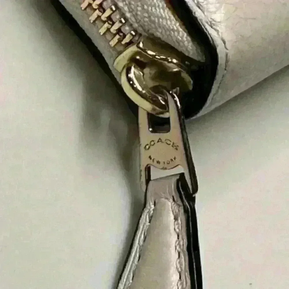 Coach Pebbled Leather Turnlock Bow Accordian Zip Wallet Cream 53415